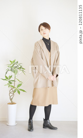 女性秋服冬服のファッションコーディネート全身（縦向き） 120811135