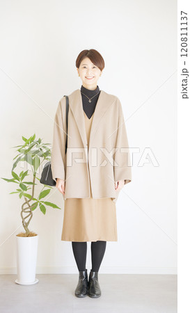女性秋服冬服のファッションコーディネート全身(縦向き) 女性秋服冬服のファッションコーディネート全身(縦向き) 120811137