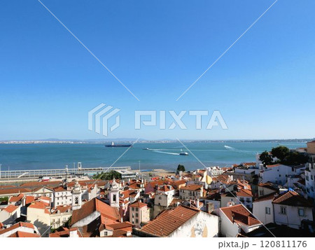 ポルトガル、リスボン　アルファマの町並みと大西洋 120811176