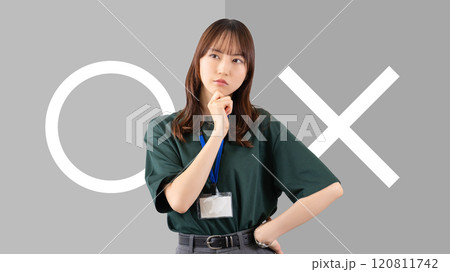マルかバツか、どちらか考える女性・ビジネスウーマン 120811742