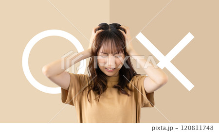 マルかバツか、どちらか考える女性 120811748