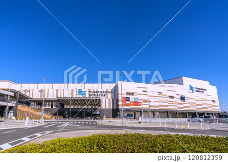 日本の横浜都市景観 横浜市営地下鉄 下飯田駅前のゆめが丘ソラトスなどを望む 120812359
