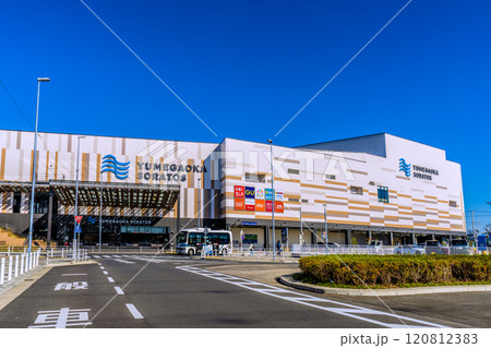 日本の横浜都市景観 横浜市営地下鉄 下飯田駅前のゆめが丘ソラトスやEバスなどを望む 120812383