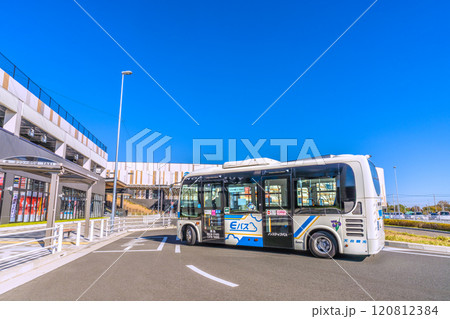 日本の横浜都市景観 横浜市営地下鉄 下飯田駅前のゆめが丘ソラトスやEバスなどを望む 120812384
