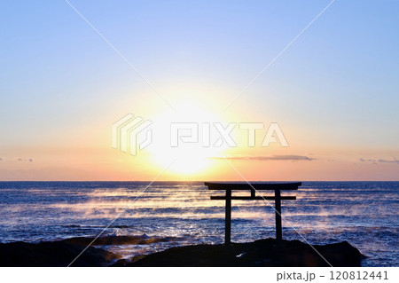 大洗海岸の朝日　12月上旬 120812441