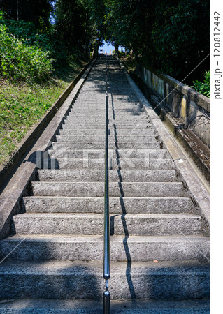 姫路城を見晴らす男山配水池公園へ登る長い階段（兵庫県姫路市） 120812442