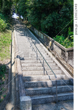 姫路城を見晴らす男山配水池公園へ登る長い階段(兵庫県姫路市) 姫路城を見晴らす男山配水池公園へ登る長い階段(兵庫県姫路市) 120812449