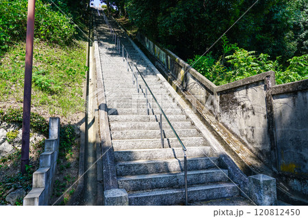 姫路城を見晴らす男山配水池公園へ登る長い階段（兵庫県姫路市） 120812450