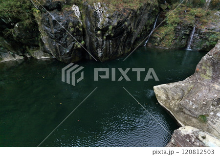 銅山川（吉野川最長の支流）の富郷渓谷の淵（晩秋） 120812503