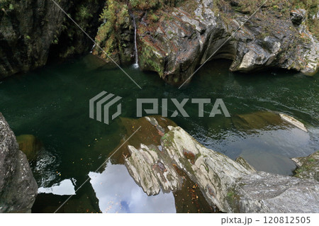 銅山川（吉野川最長の支流）の富郷渓谷の甌穴と淵（晩秋） 120812505