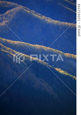 紅葉した鳥取県の伯耆大山の山並みと森 紅葉した鳥取県の伯耆大山の山並みと森 120812548