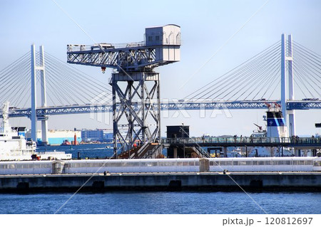 港町『横浜』の歴史を今に伝える… 産業遺産「ハンマーヘッドクレーン」 120812697