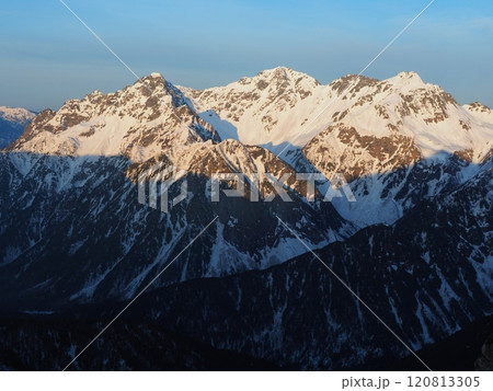 北アルプス・常念岳から望む残雪の穂高連峰のモルゲンロート 120813305