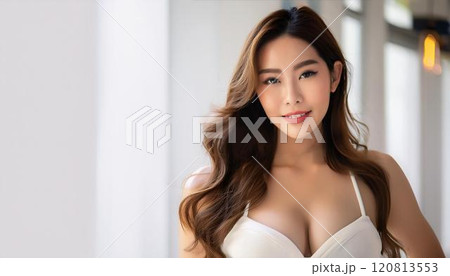 豊満な美しいバストを持つ若いモデル女性が下着を身に着けている 120813553