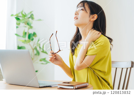 デスクワークで肩が凝る女性 デスクワークで肩が凝る女性 120813832