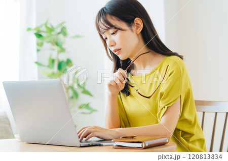 自宅でパソコンを使う女性 120813834