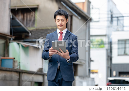 タブレットを持つビジネスマン 120814441