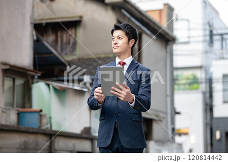 タブレットを持つビジネスマン 120814442