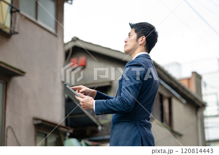 タブレットを持つビジネスマン 120814443