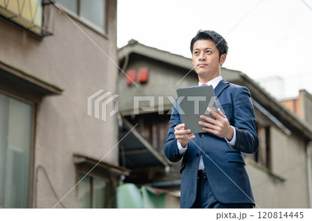 タブレットを持つビジネスマン タブレットを持つビジネスマン 120814445