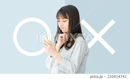 マルかバツか、どちらか考える女性 120814741