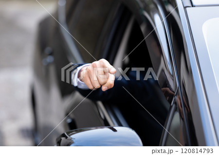車を運転しながら怒る男性 120814793