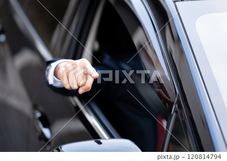 車を運転しながら怒る男性 車を運転しながら怒る男性 120814794