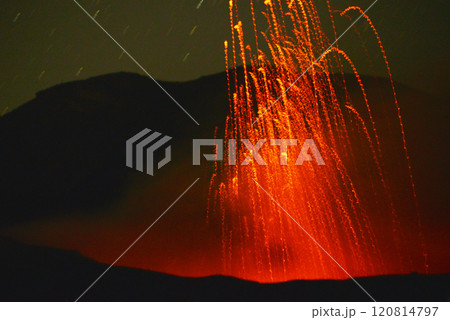 阿蘇山の噴火　夜景 120814797