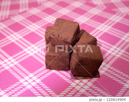 ピンクのギンガムチェックの上に置いたチョコ ピンクのギンガムチェックの上に置いたチョコ 120814904
