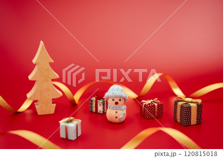 クリスマスのイメージ　赤背景 120815018