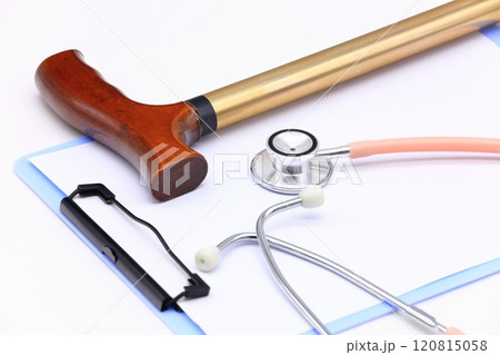 聴診器と杖のイメージ 120815058