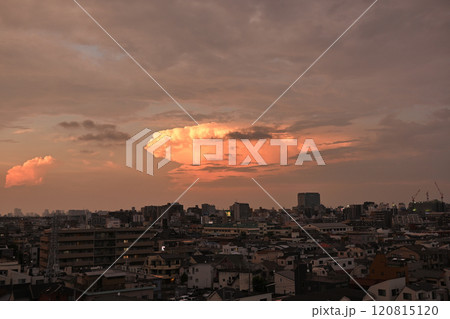 オレンジ色のユーフォーのような形をした積乱雲 120815120