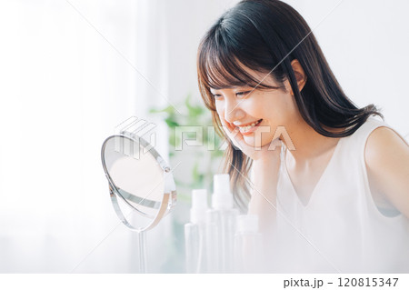 スキンケアをする若い女性 スキンケアをする若い女性 120815347