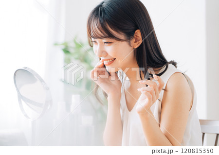 スキンケアをする若い女性 120815350