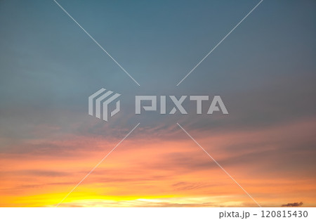 秋の真っ赤に染まる茜色の夕日 120815430