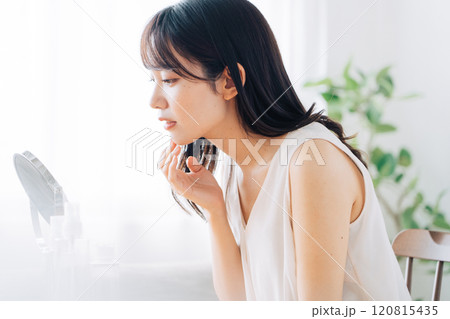 肌荒れを気にする女性 肌荒れを気にする女性 120815435