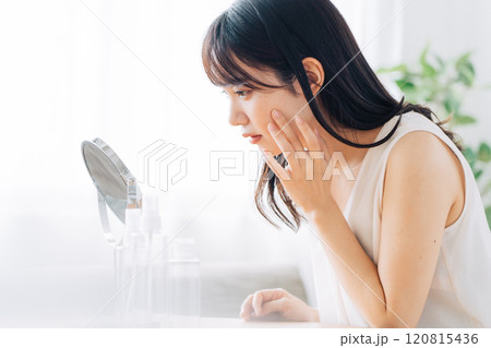 肌荒れを気にする女性 肌荒れを気にする女性 120815436