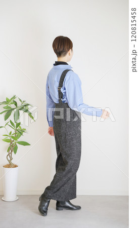 女性の秋冬ファッションコーディネート全身（縦向き） 120815458