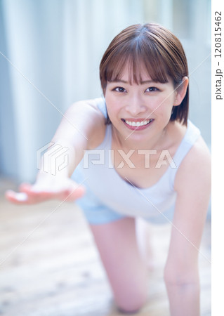 ヨガをする若い女性 ヨガをする若い女性 120815462