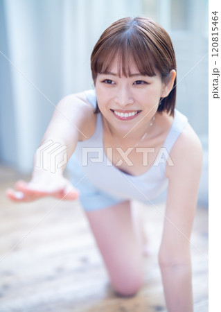 ヨガをする若い女性 ヨガをする若い女性 120815464