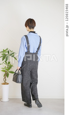 女性の秋冬ファッションコーディネート全身(縦向き) 女性の秋冬ファッションコーディネート全身(縦向き) 120815468