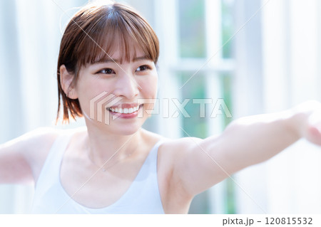 ヨガをする若い女性 120815532