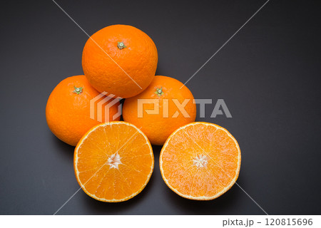 贈り物に最適　ゼリーのような食感の愛媛県産　紅まどんな 120815696