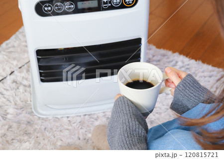 ヒーターで暖まる手元　冬イメージ 120815721