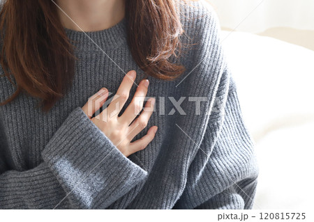 胸を抑える女性 胸を抑える女性 120815725