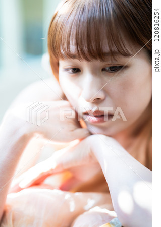 ショートボブの若い女性 120816254