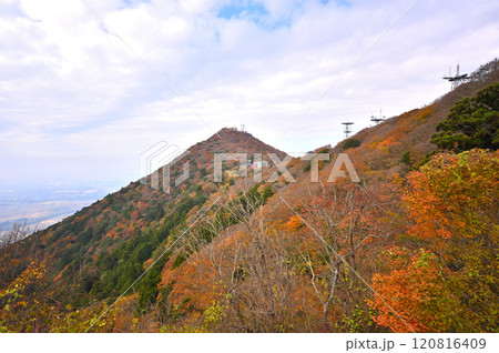 【茨城県】秋を彩る紅葉真っ盛りの筑波山 120816409