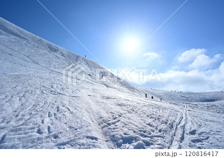 【富山県】冬の美しい立山の傾斜とバックカントリーを楽しむ人々 【富山県】冬の美しい立山の傾斜とバックカントリーを楽しむ人々 120816417