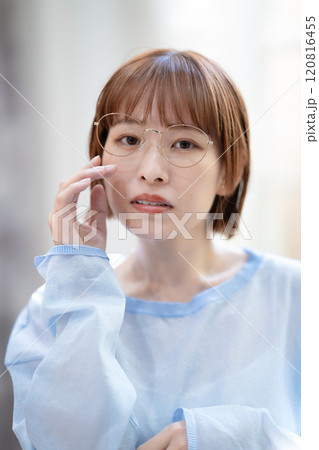 フェミニンな雰囲気のショートボブの若い女性 フェミニンな雰囲気のショートボブの若い女性 120816455