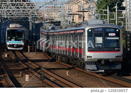 並走する東急5050系5177F東横線と埼玉高速鉄道2000系 120816657